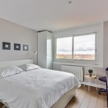 Beautiful With *sunny* Balcony Apartment